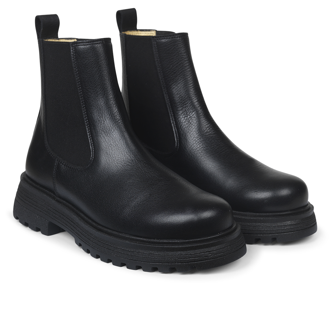 Chelsea boot with elastic and track sole