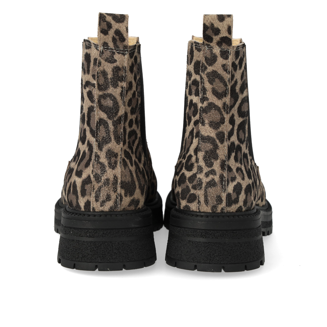 Chelsea boot with elastic panels and a track sole