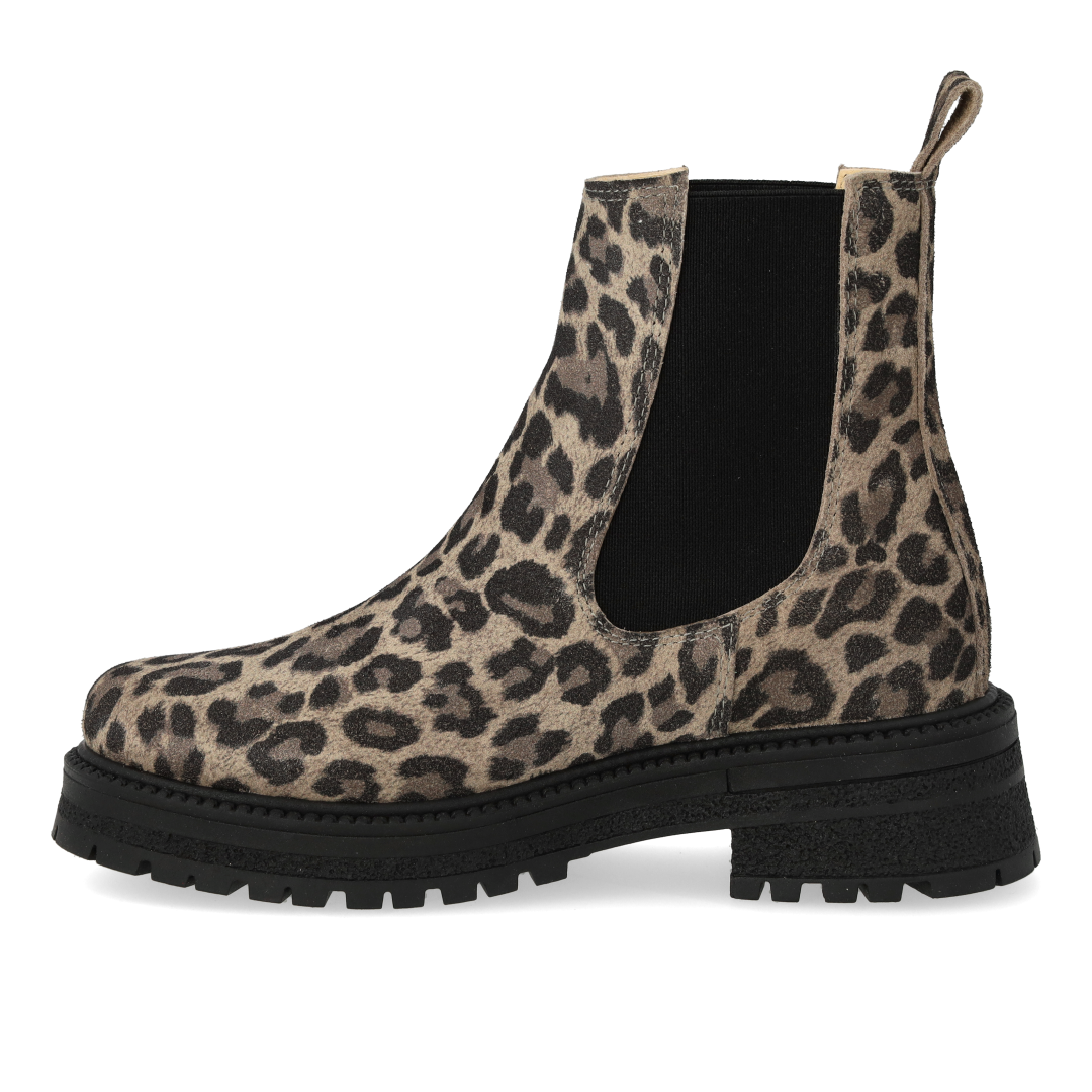 Chelsea boot with elastic panels and a track sole