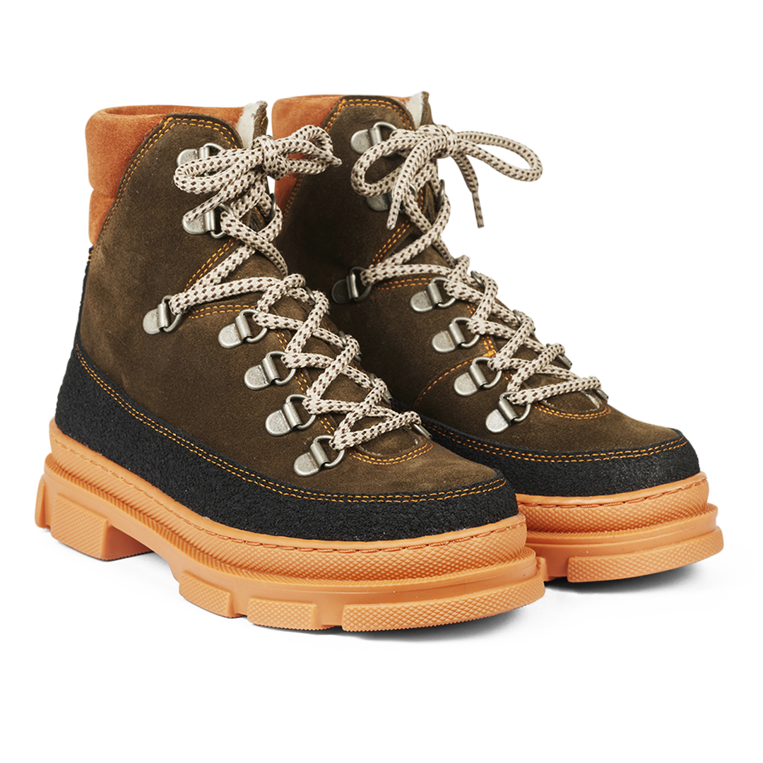 Ankle boot with elastic and wool lining