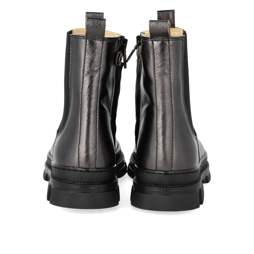 Ankle boot with elastic and zipper