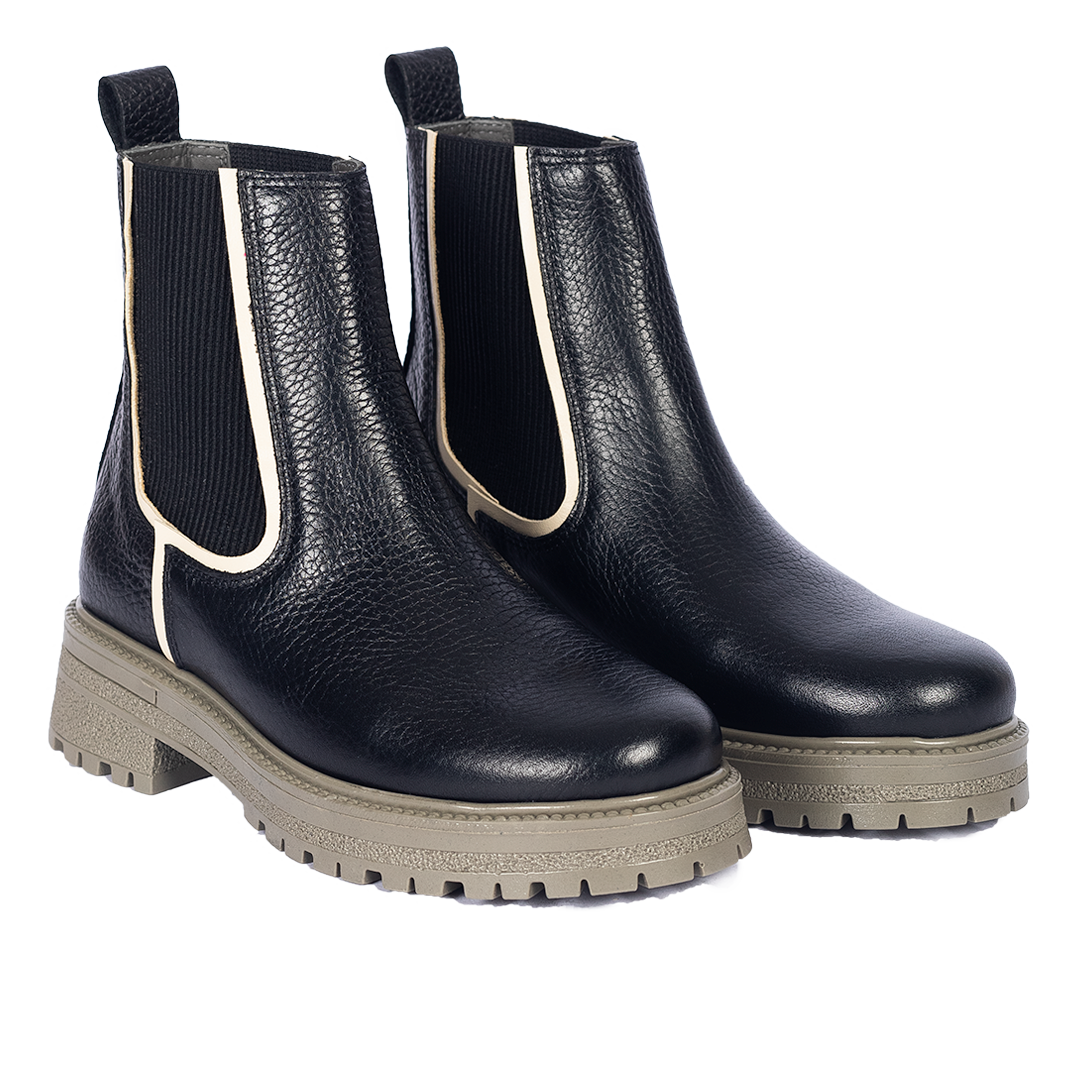 Chelsea boot with contrast detail