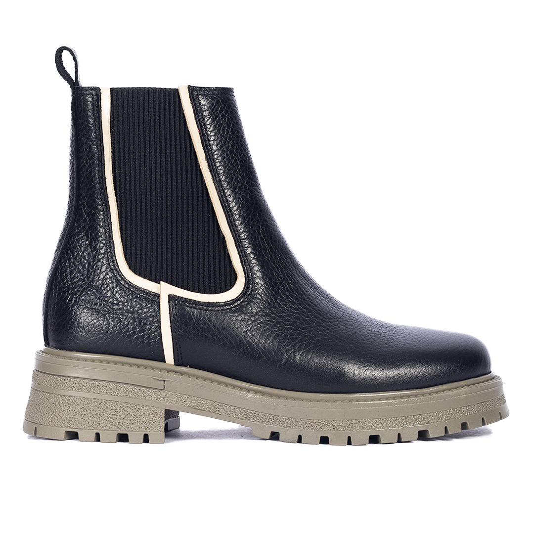 Chelsea boot with contrast detail