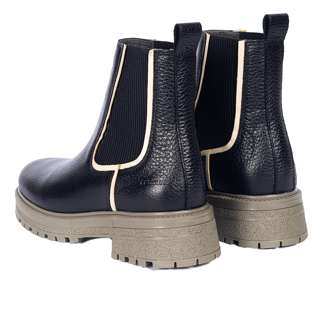 Chelsea boot with contrast detail