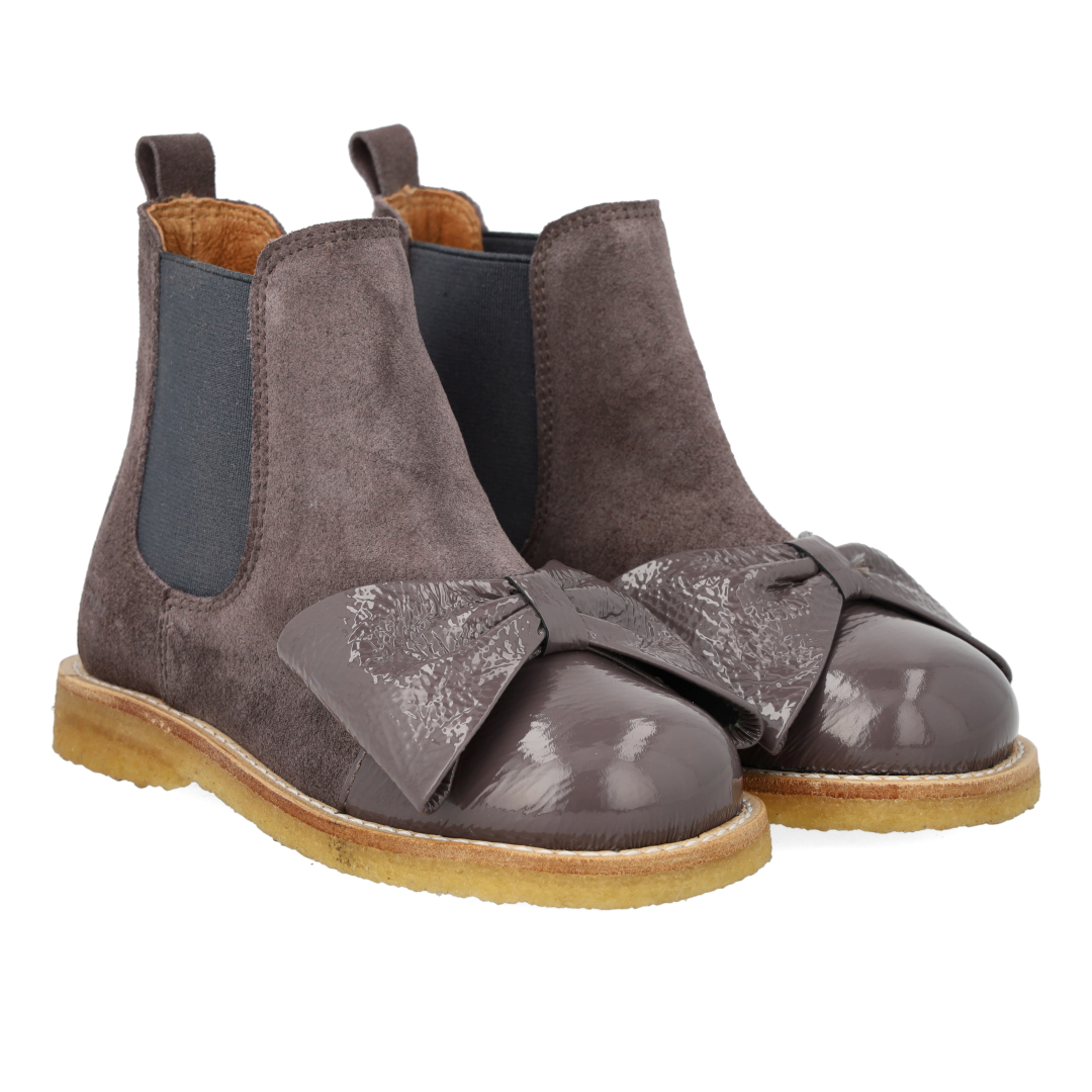 Chelsea boot with patent leather toe and bow