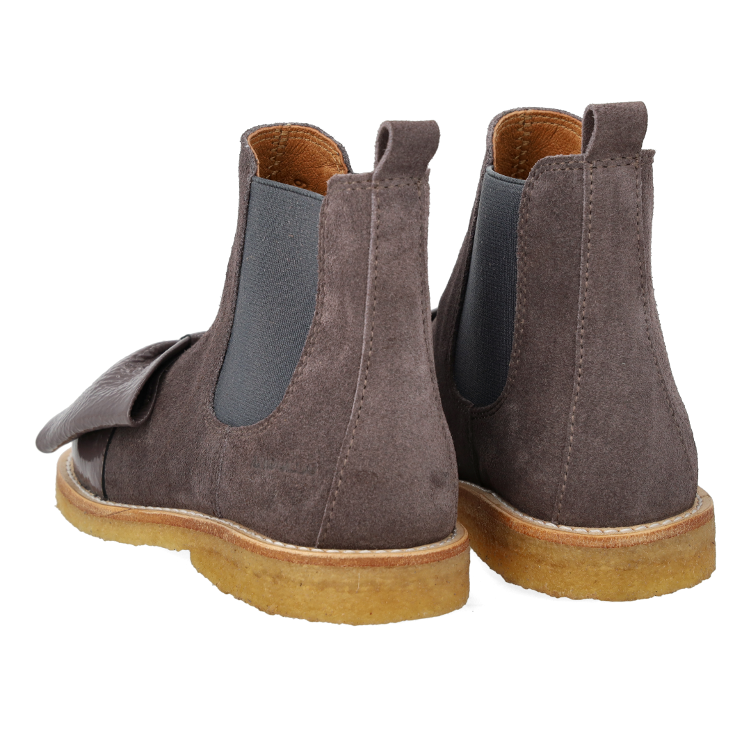 Chelsea boot with patent leather toe and bow