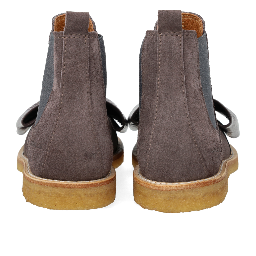 Chelsea boot with patent leather toe and bow