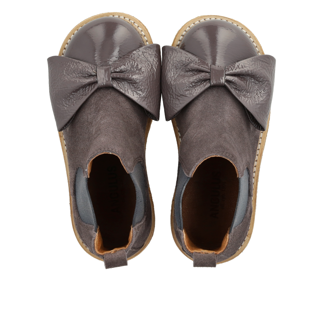 Chelsea boot with patent leather toe and bow