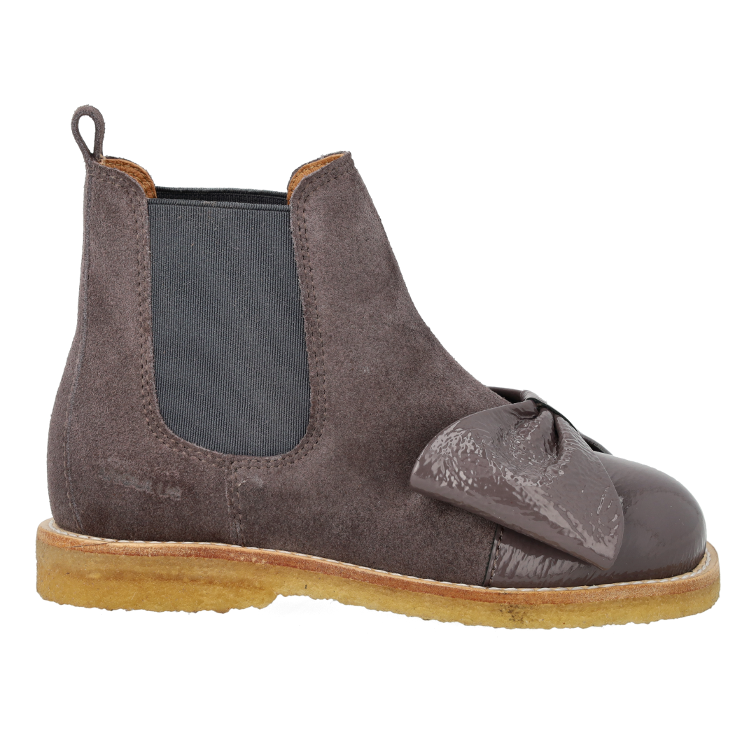 Chelsea boot with patent leather toe and bow