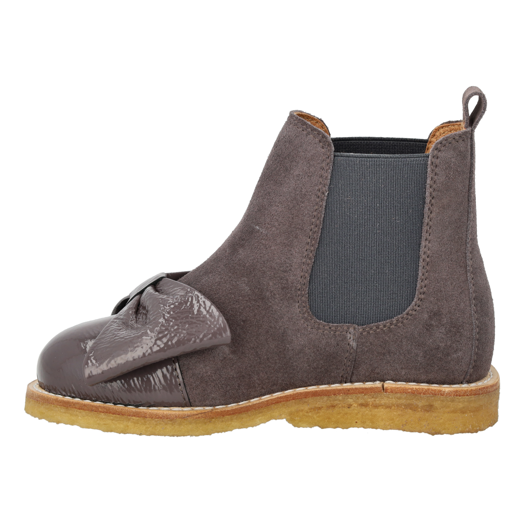 Chelsea boot with patent leather toe and bow