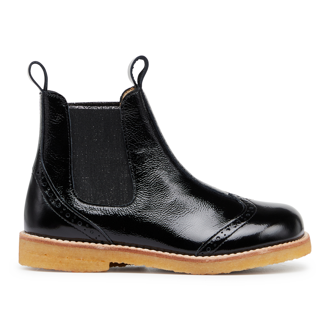 Chelsea boot with brogue lace pattern