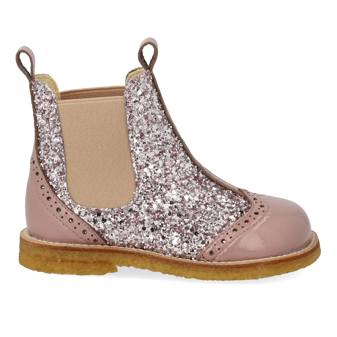 Chelsea boot with brogue perforation pattern