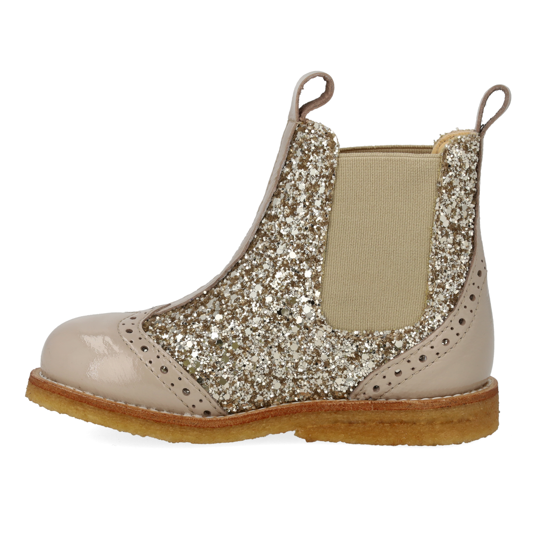 Chelsea boot with brogue perforation