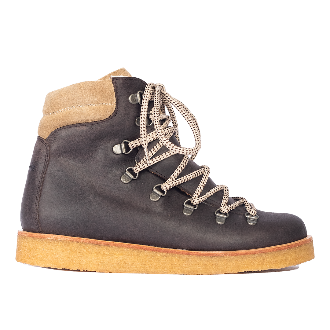 Boot with wool lining and laces