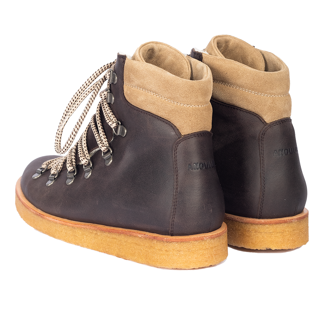Boot with wool lining and laces