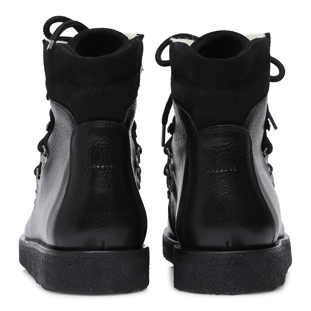 Boot with wool lining, laces and hooks