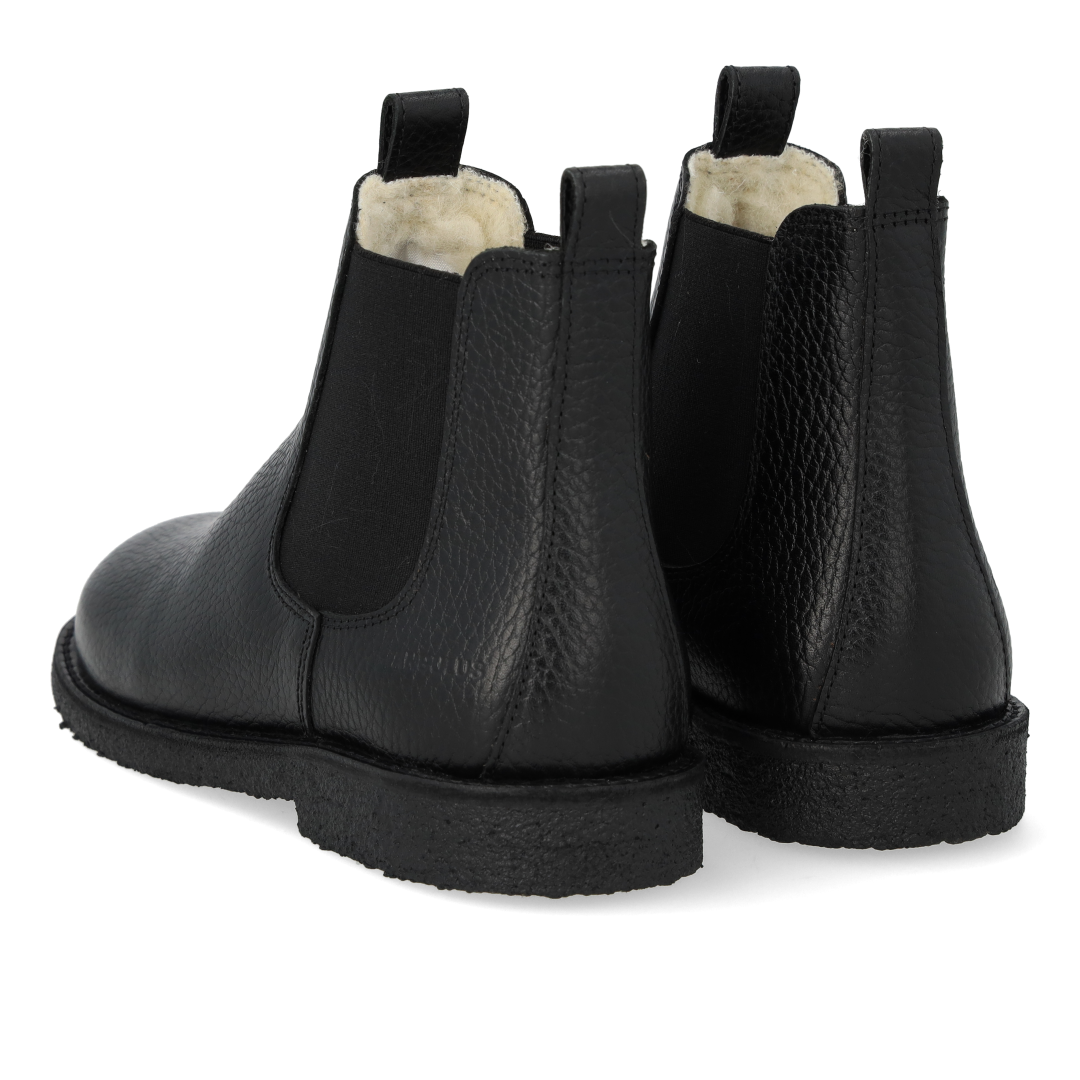 Boot with elastic and wool lining