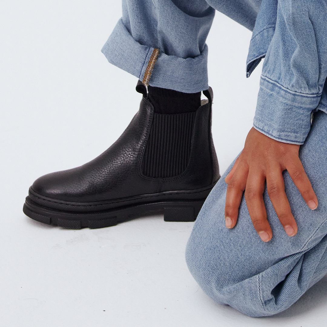 Chelsea boot with elastic and wool lining