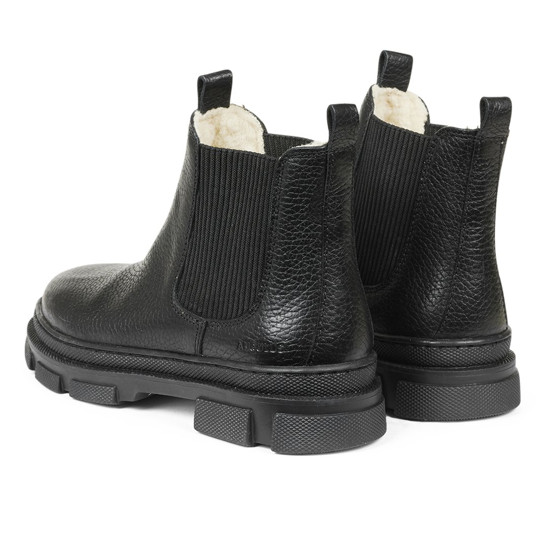 Chelsea boot with elastic and wool lining