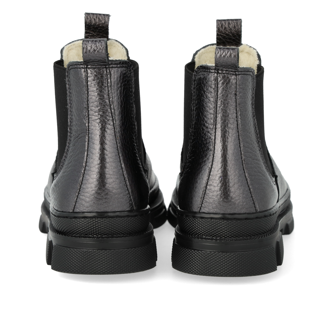 Chelsea boot with elastic and wool lining