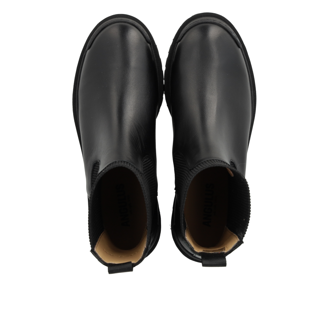 Chelsea boot with elastic
