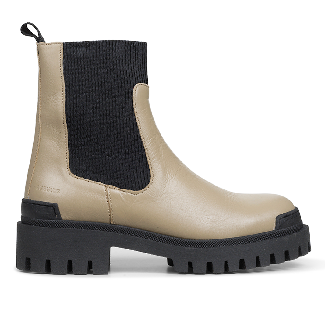 Chelsea boot with elastic
