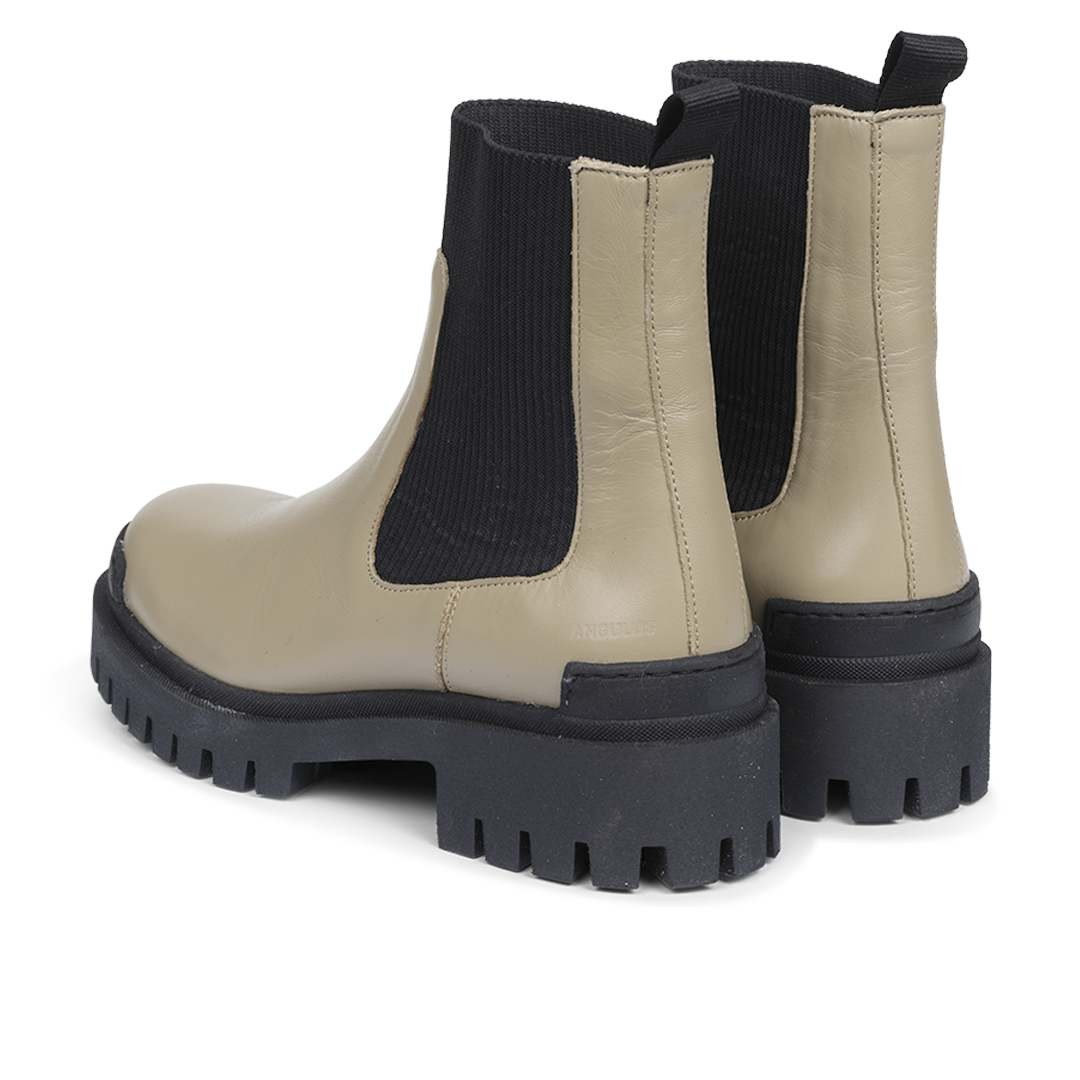 Chelsea boot with elastic