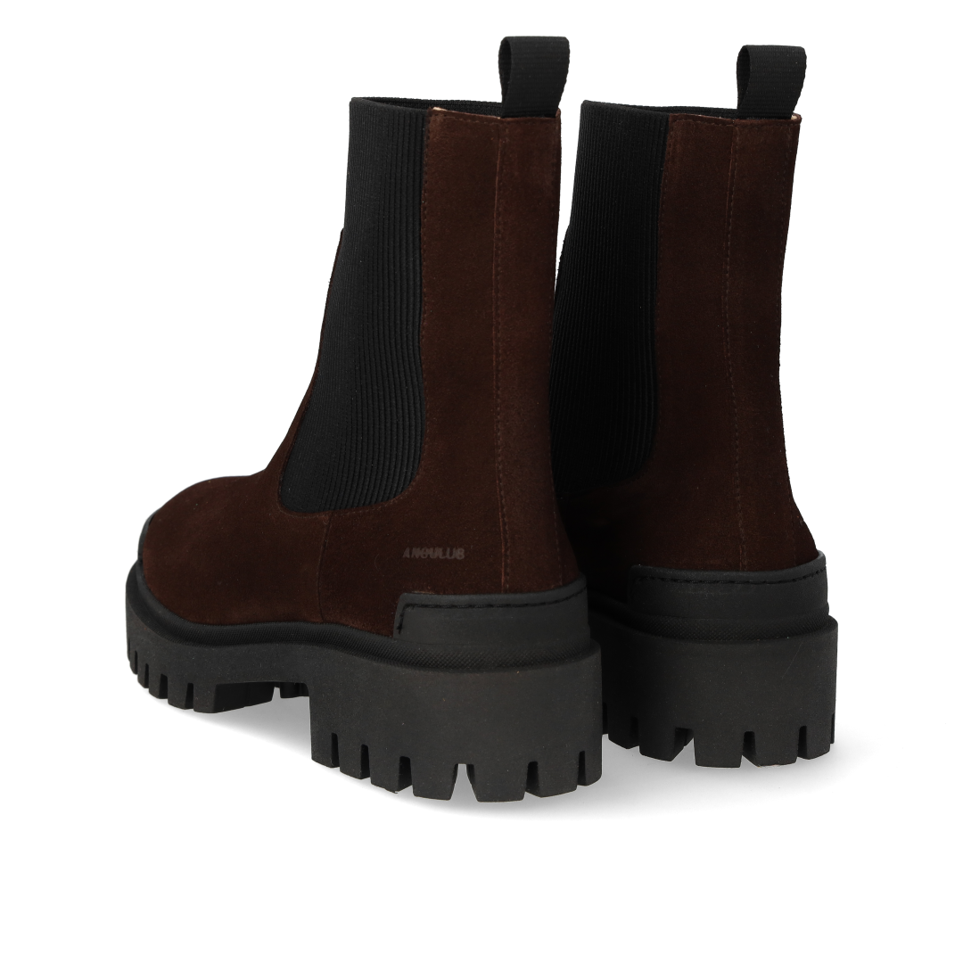 Chelsea boot with elastic