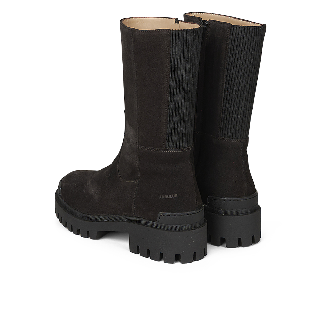 Mid-height Chelsea boot