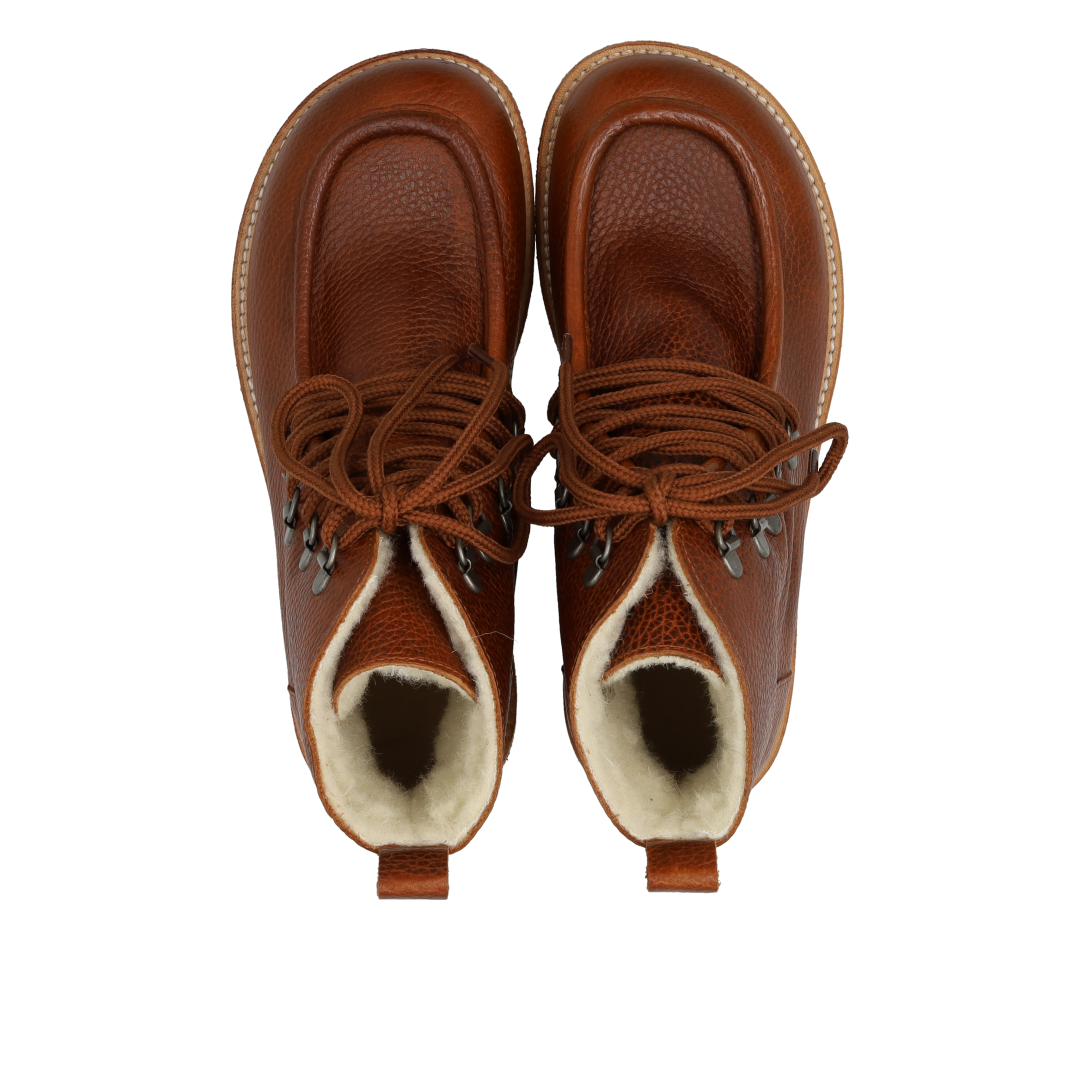 Wool-lined boot with wide fit