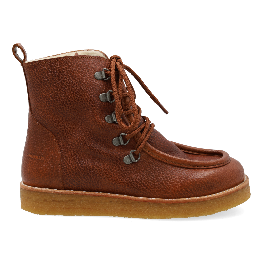 Wool-lined boot with wide fit