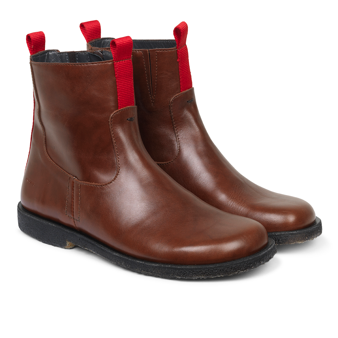 Boot with zipper and wide fit