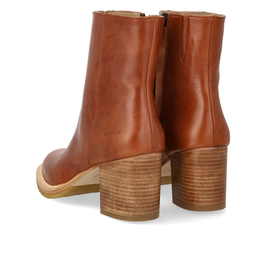 Ankle boot with block heel and zipper