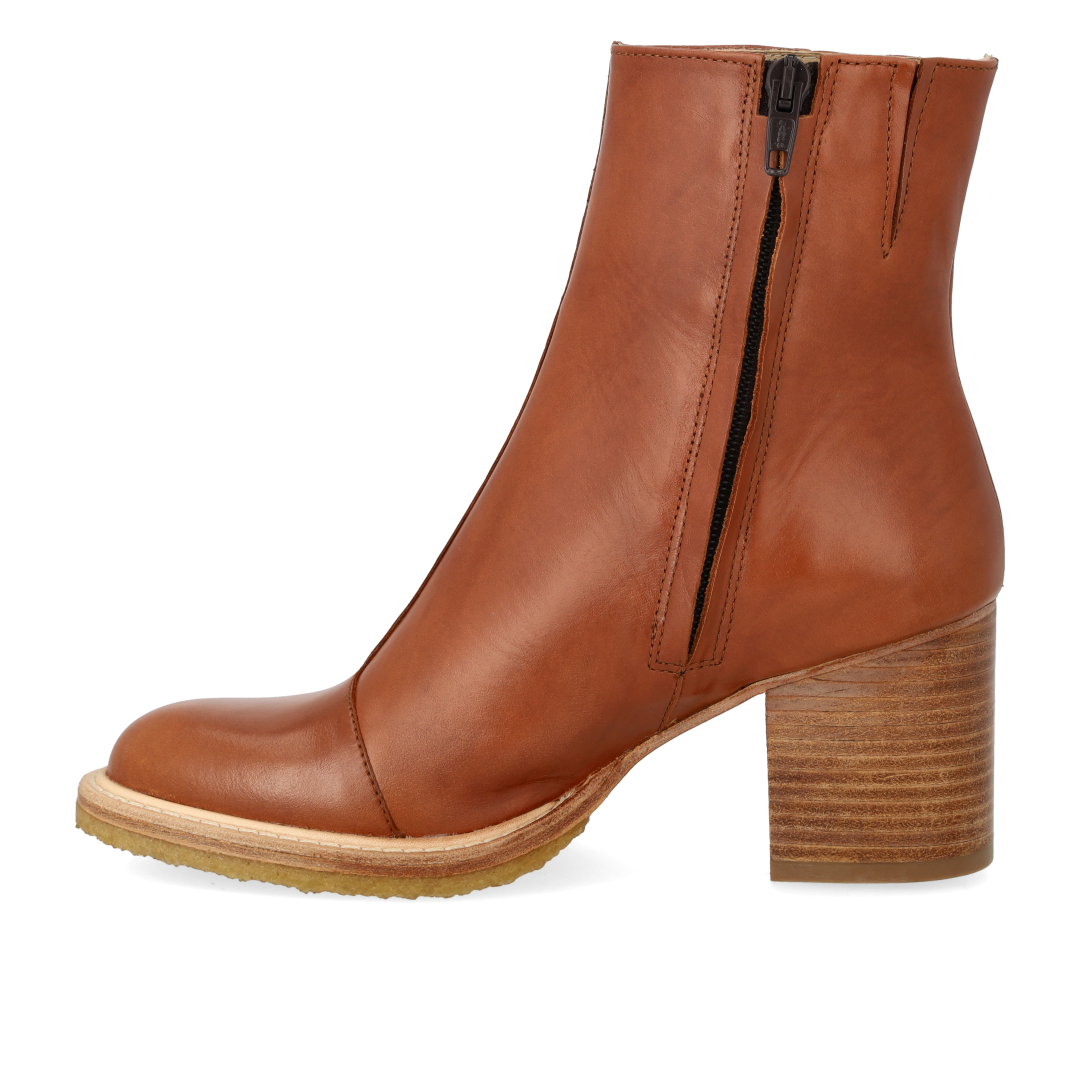 Ankle boot with block heel and zipper