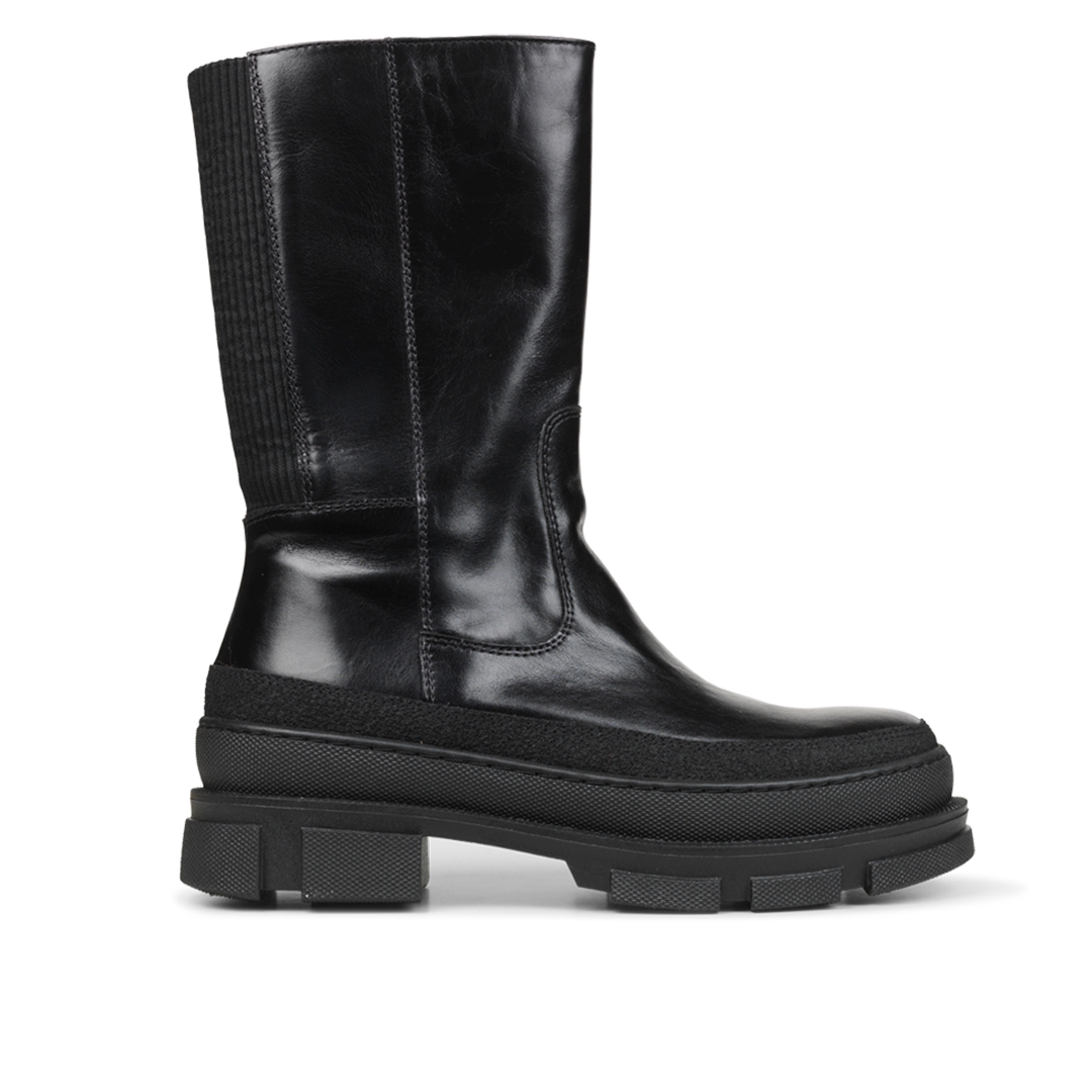 Boot with elastic band