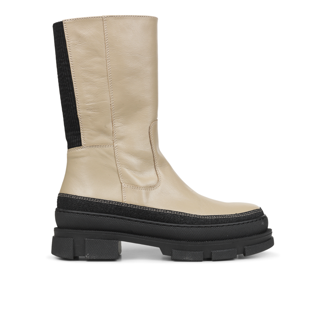 Boot with elastic