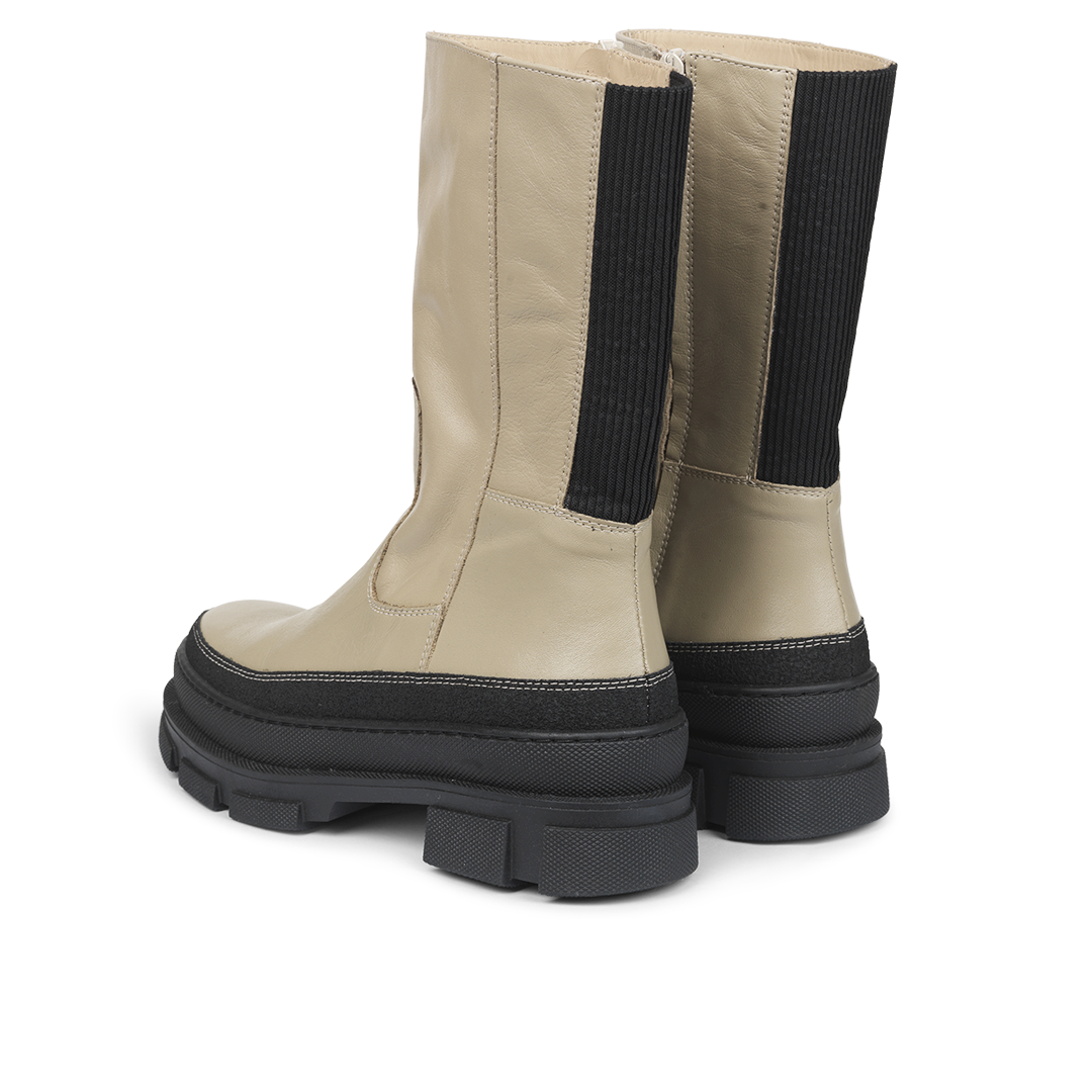 Boot with elastic