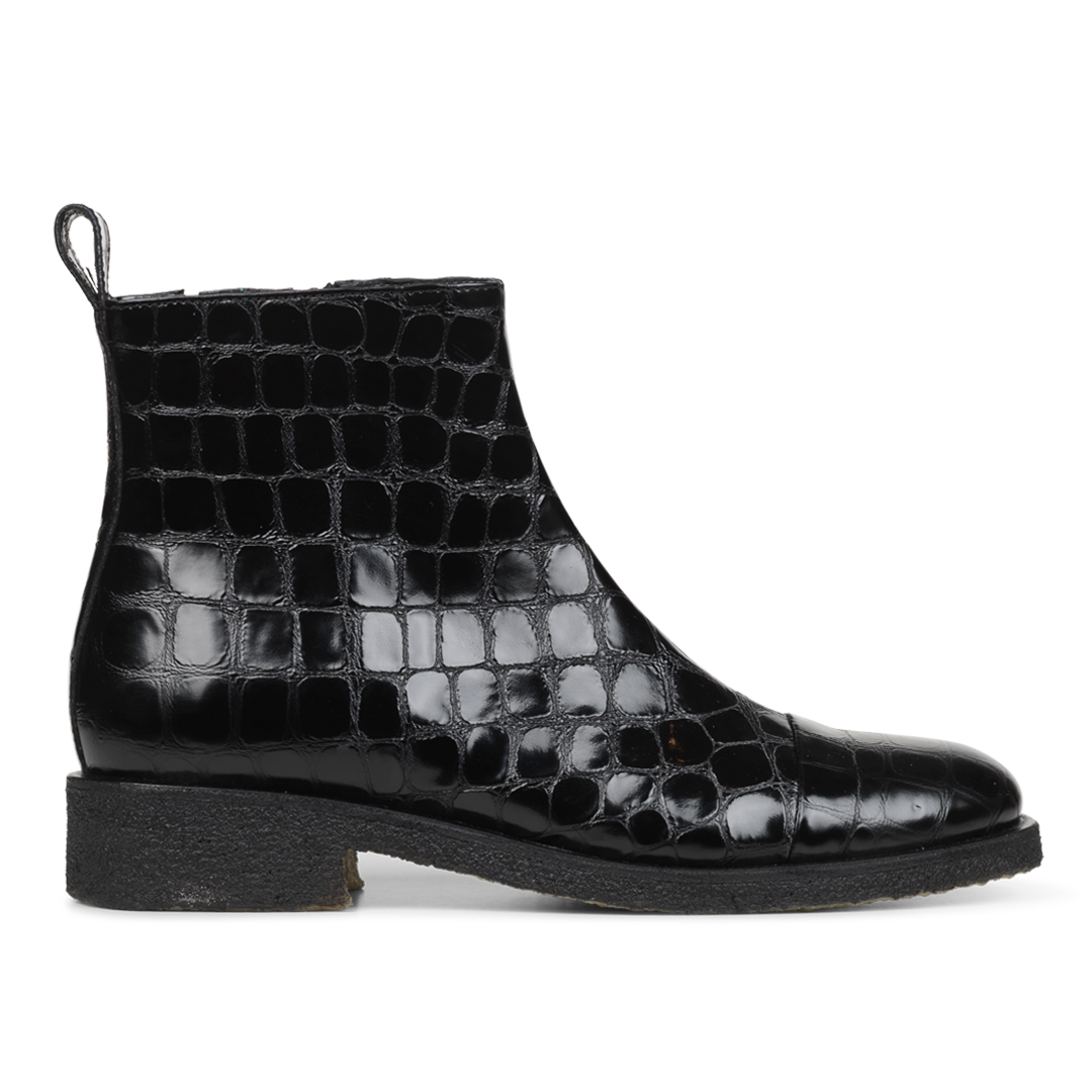 Boot with zipper