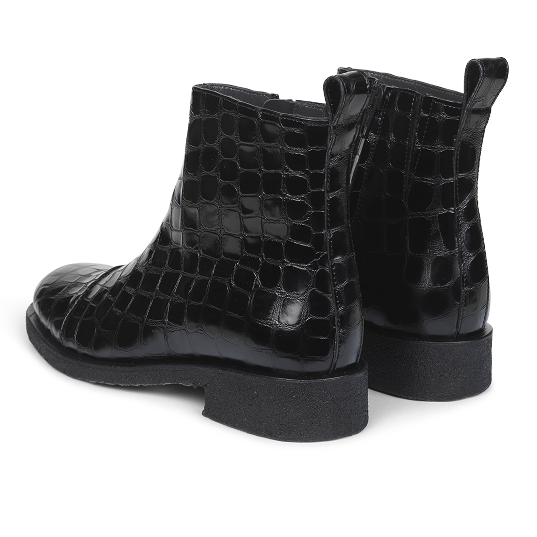 Boot with zipper