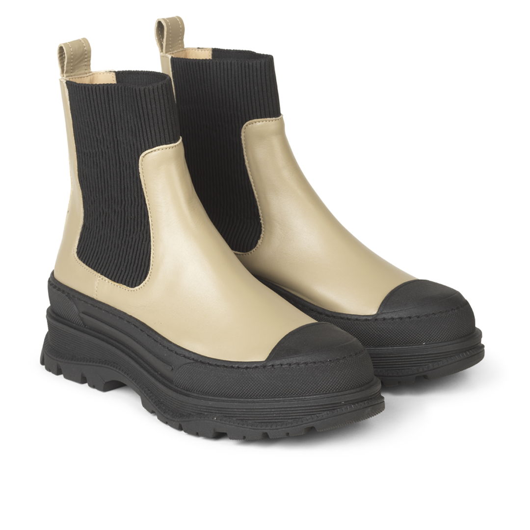 Boot with elastic