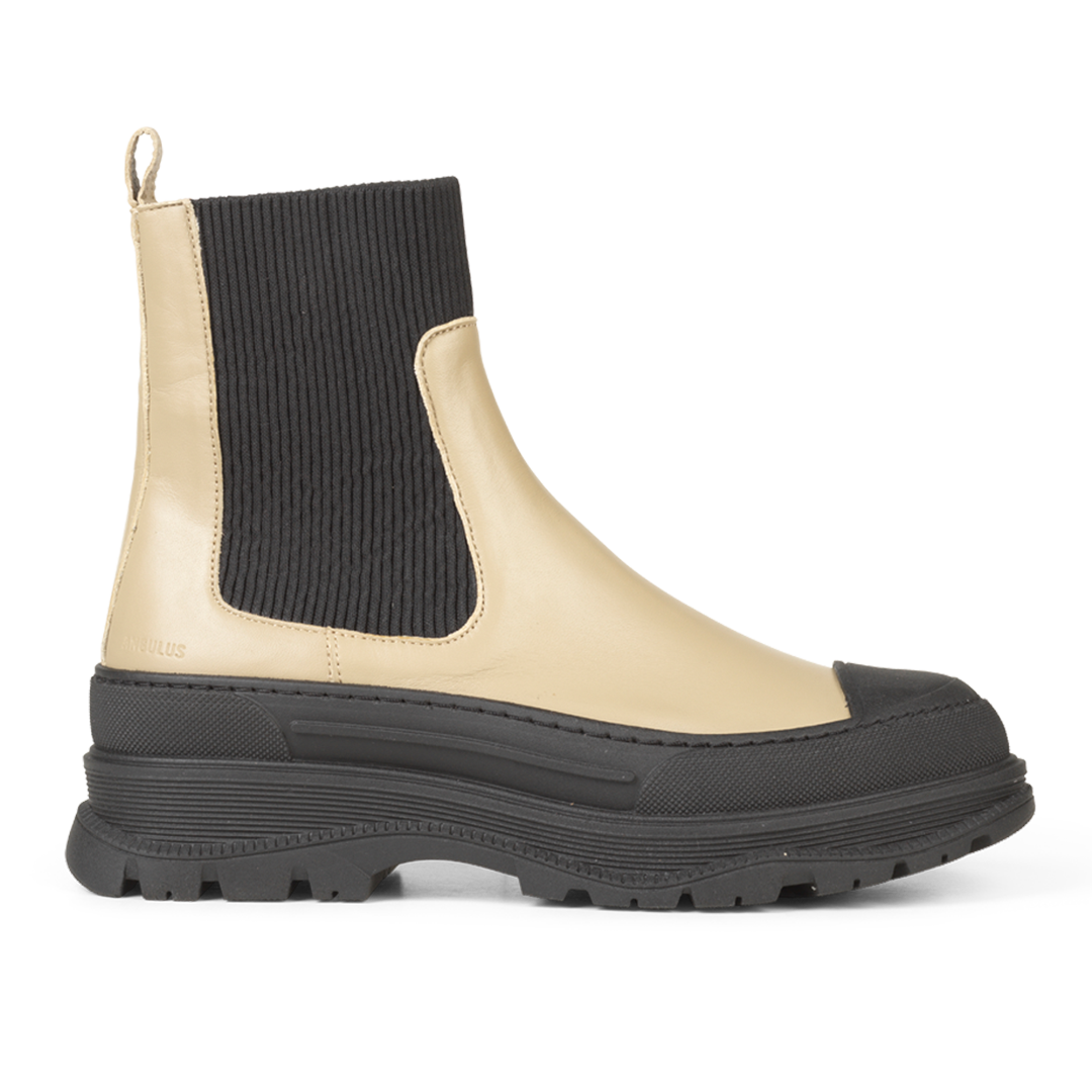 Boot with elastic