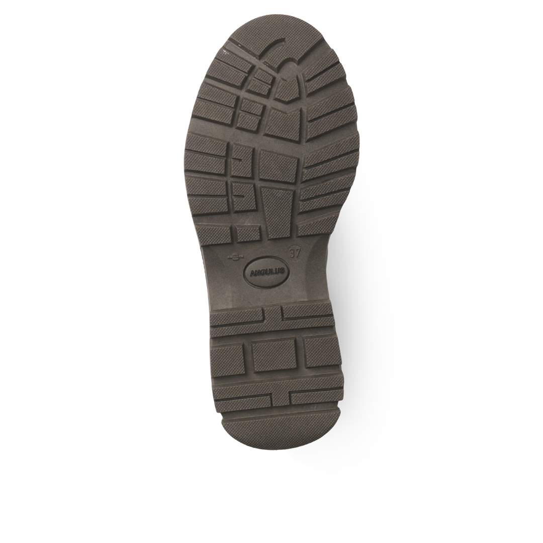 Boot with elastic