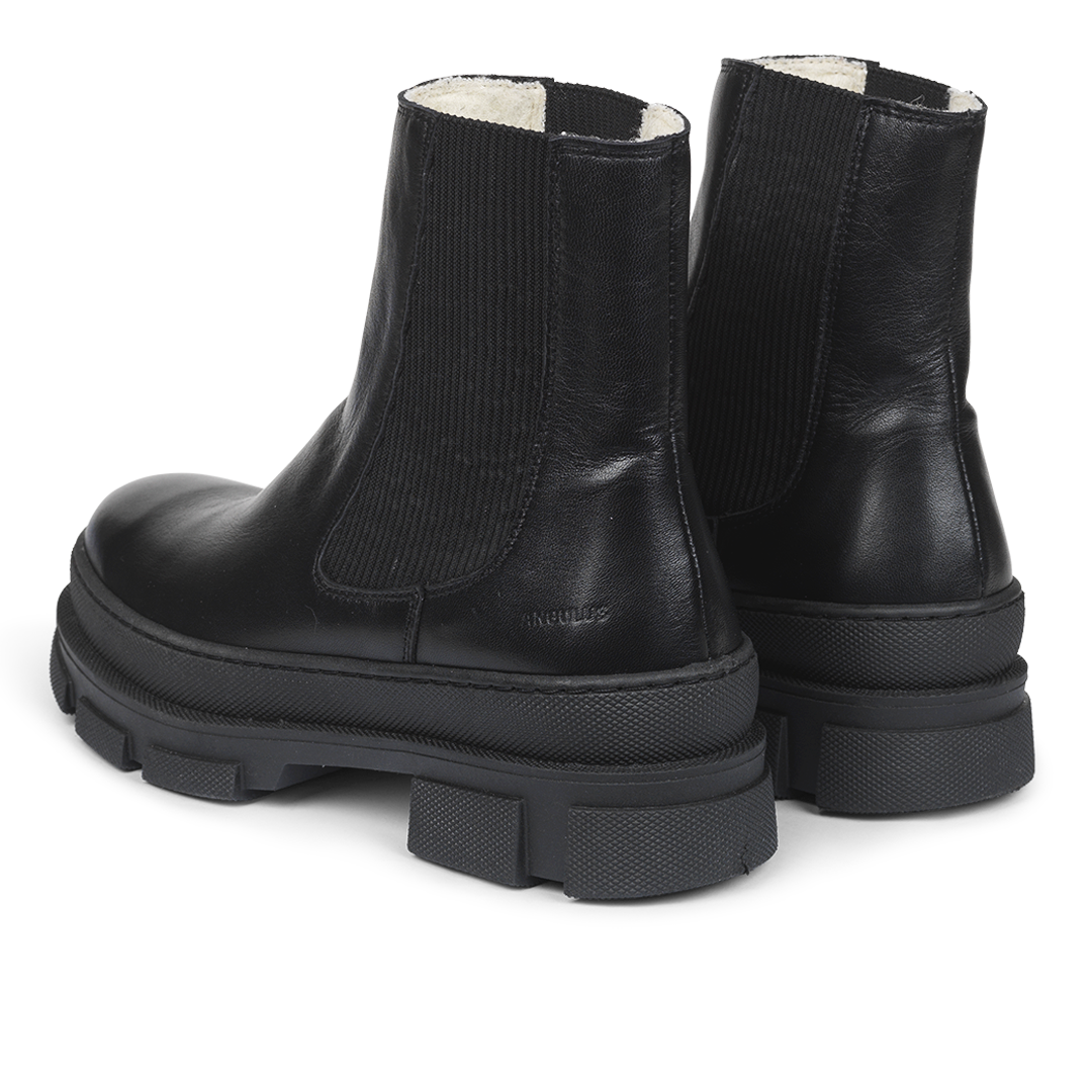 Chelsea boot with wool lining