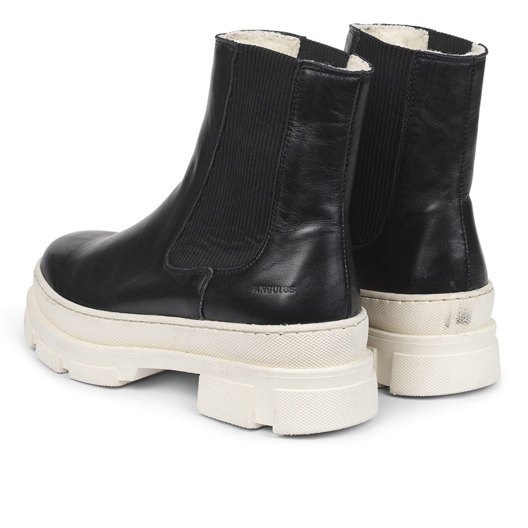 Chelsea boot with wool lining