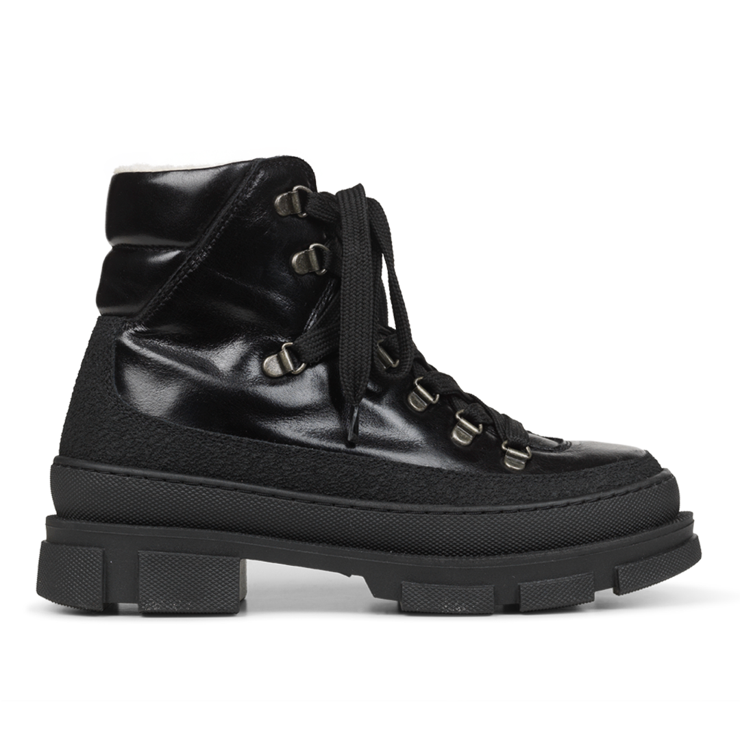 Lace-up boot with soft merino wool lining