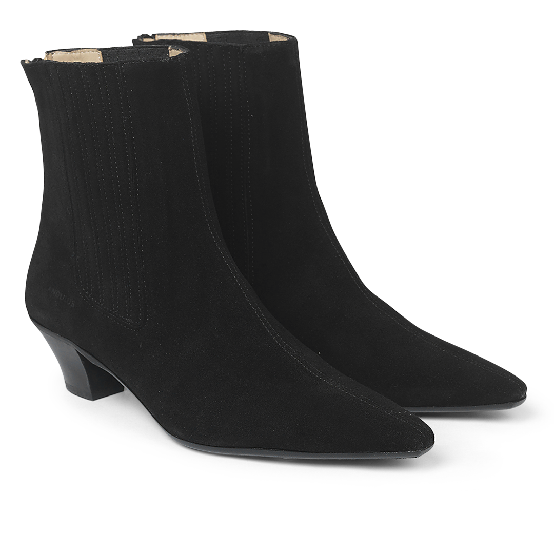 Boot with zipper