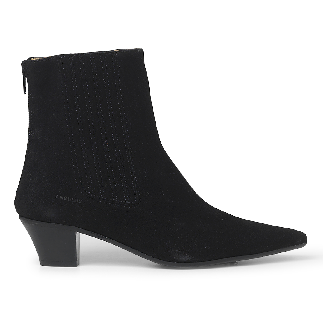 Boot with zipper