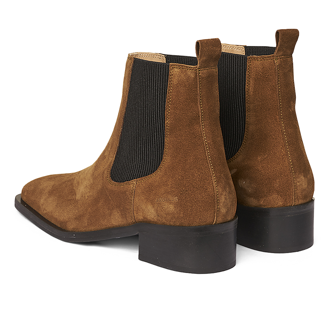 Boot with elastic