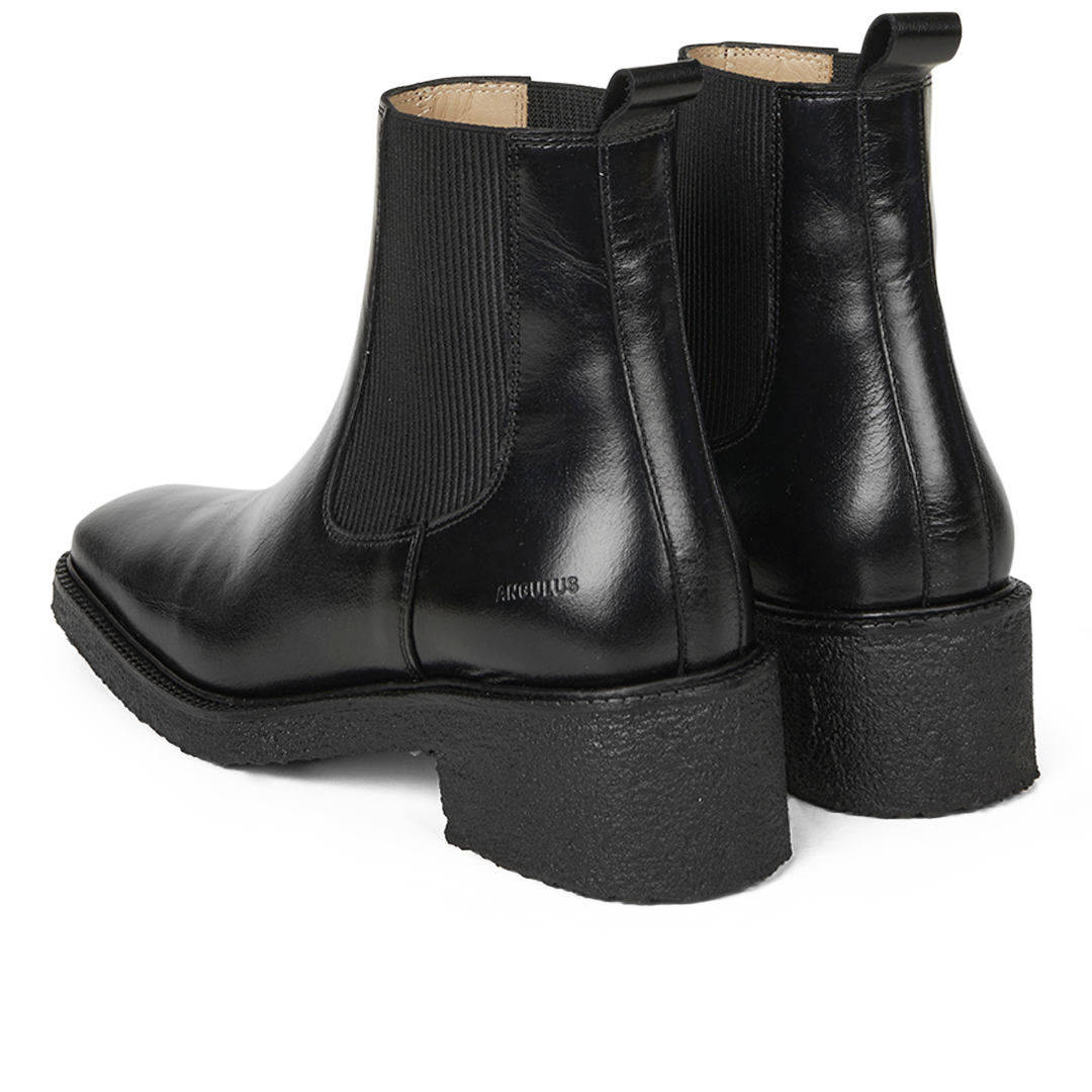 Boot with elastic