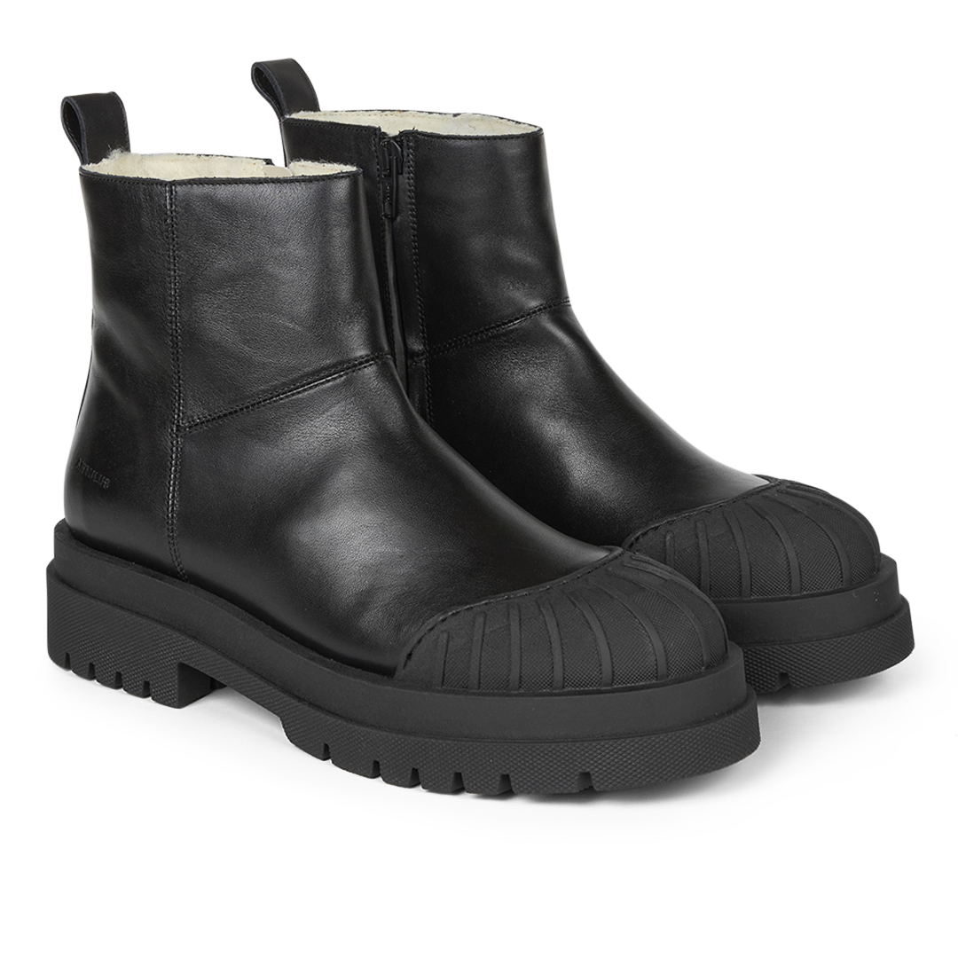 Boot with wool lining